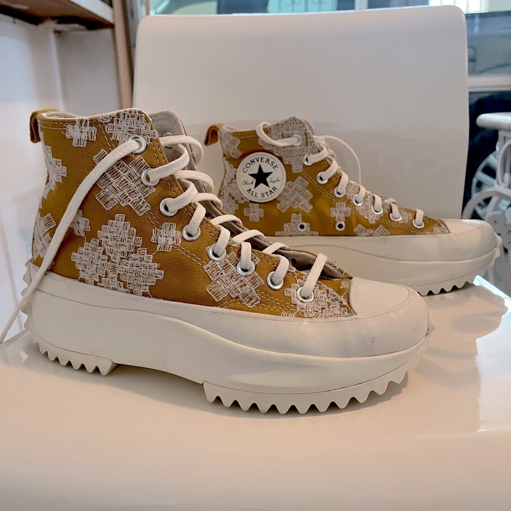 Chuck Taylor converse women size 8